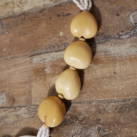 Beautiful Pre-loved Vintage Shell & Beads Necklace - Picture 3 of 8